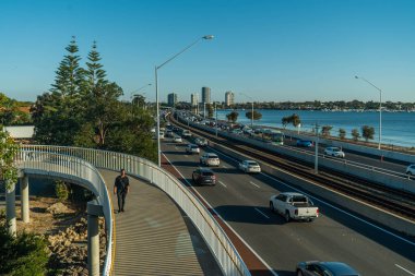 Bir otoyolun üzerindeki köprü / üstgeçit etrafında yürüyen ve poz veren model