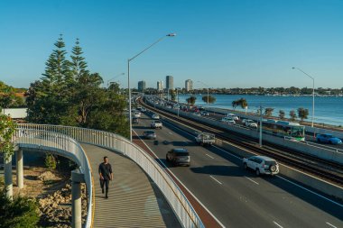Bir otoyolun üzerindeki köprü / üstgeçit etrafında yürüyen ve poz veren model