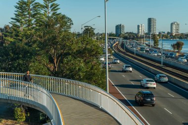 Bir otoyolun üzerindeki köprü / üstgeçit etrafında yürüyen ve poz veren model