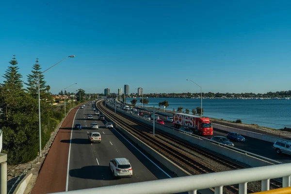 Perth, Avustralya 'da otoyoldan geçen arabalar.