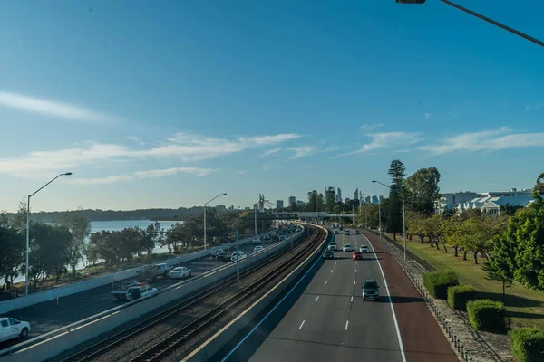 Perth, Avustralya 'da otoyoldan geçen arabalar.