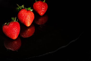 Fotokopi alanı olan üç taze çilek..