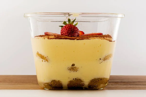 Tiramisu in een glazen schaal. — Stockfoto