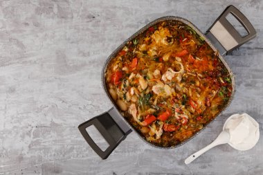 Chahohbili tavuk çorbası, kopyalanmış beton üzerine klasik bir tariftir. 