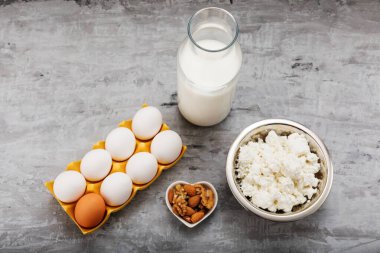 Kaba bir kahvaltı için gerekli malzemeler. Gri arkaplanda üst görünüm