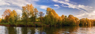 panorama yaz göl orman arka planda ile akşam