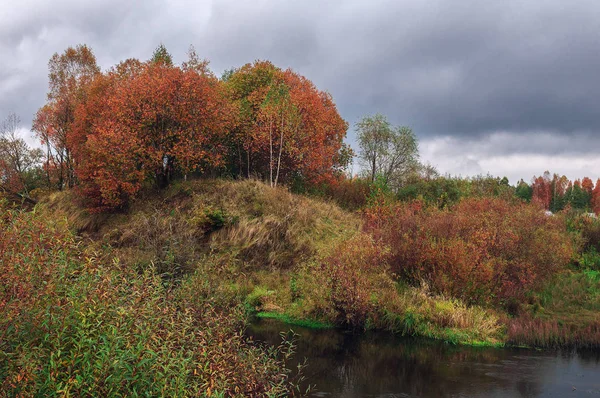 Schöne herbstliche Flusslandschaft mit bunten Bäumen — Stockfoto