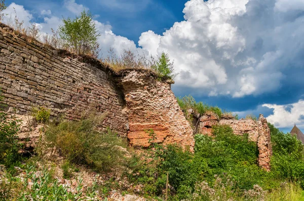 Oreshek eski kale duvar kalıntıları