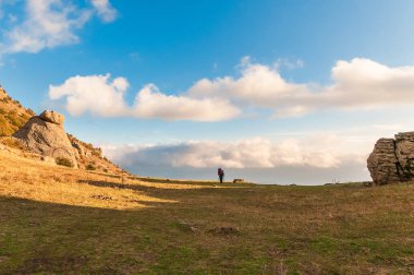uzun yürüyüşe çıkan kimse mavi gökyüzü arka plan ile güzel dağ izinde.
