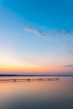 Eski ahşap iskele üzerinde gündoğumu bir gölde