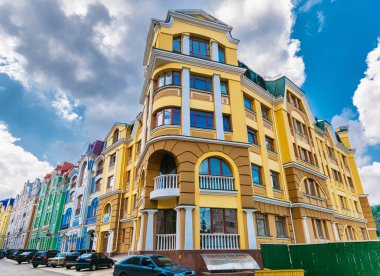 Açık gökyüzü ile uzun boylu Derma konut binasında arıyorum