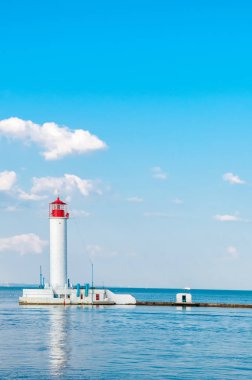 Odessa kırmızı ve beyaz deniz feneri parlak güneşli yaz gün