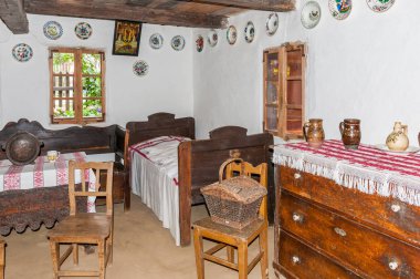 Ukrayna eski geleneksel evinde Vintage iç odası