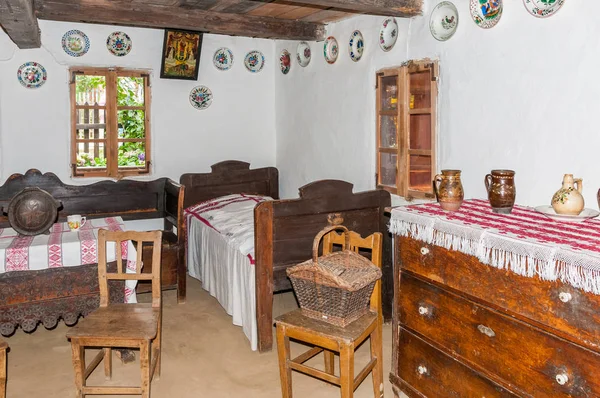 Урожай інтер'єр кімнати в старому традиційному будинку в Україні — стокове фото