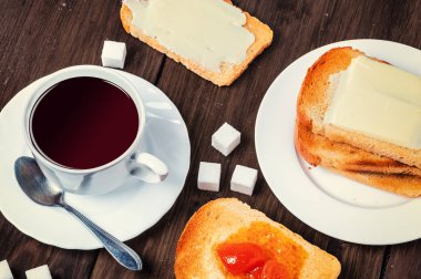 Sağlıklı kahvaltı fincan kahve, ekmek, tereyağı ve reçel ile