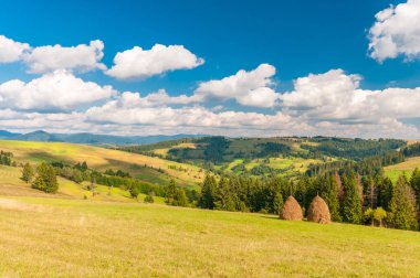 Karpat dağ manzarası ile mavi bulutlu gökyüzü yaz gün