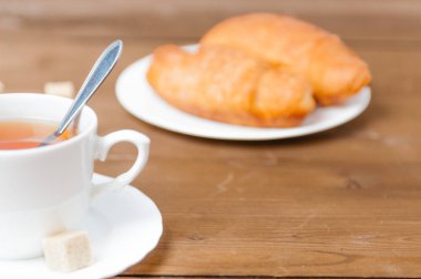 Bir fincan çay ve kruvasan. Şenlikli kahvaltı Sevgililer günü.