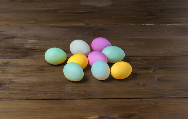 Huevos coloridos de Pascua sobre fondo rústico de madera — Foto de Stock