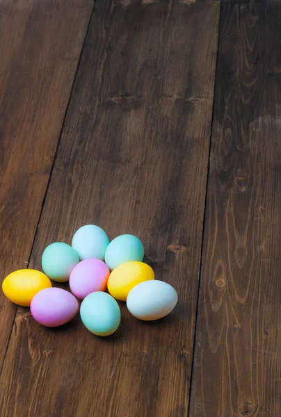 Huevos de Pascua coloridos sobre fondo de madera rústico viejo — Foto de Stock