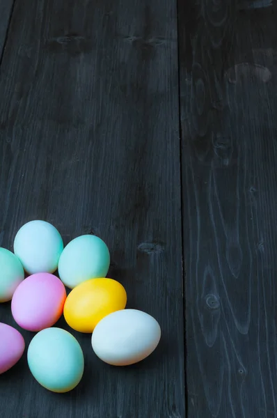 Huevos de Pascua coloridos sobre fondo de madera rústico viejo — Foto de Stock