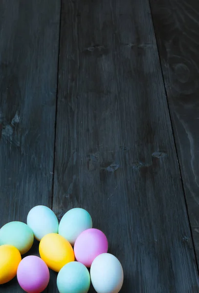 Huevos de Pascua coloridos sobre fondo de madera rústico viejo — Foto de Stock