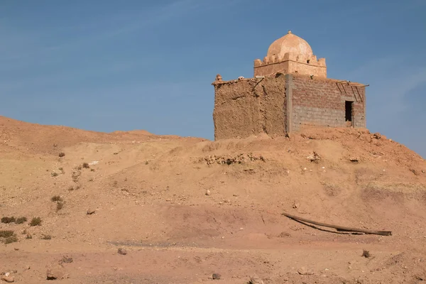 モロッコの丘の上の古いモスク — ストック写真
