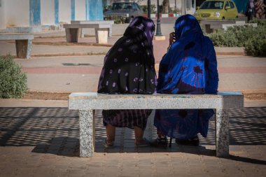 Bir bankta konuşurken iki Müslüman kadın