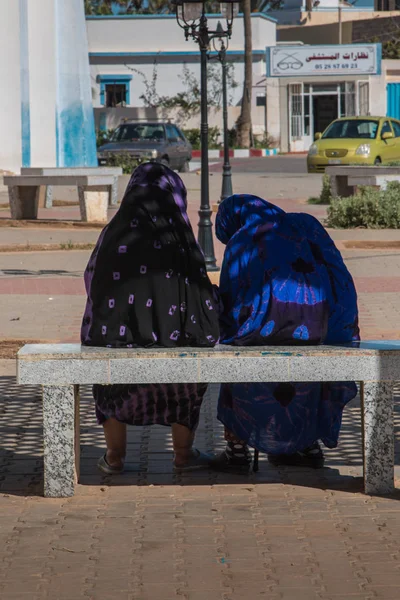 stock image Two muslim women talking on a bench