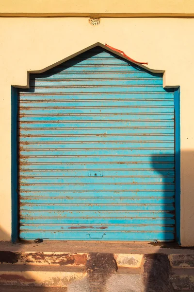 Closed shop met een rolgordijn, Marokko — Stockfoto