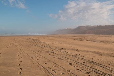 Sabah plaj ve puslu şehir Sidi Ifni, Fas