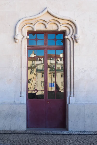 Alte tür mit spiegelung, Lissabon, portugal — Stockfoto