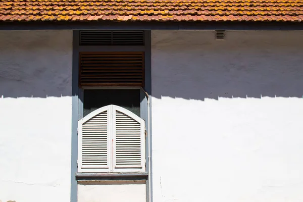 Finestra con otturatore e ombra del tetto — Foto Stock