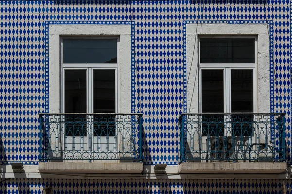 Fenêtres avec balcons et carreaux portugais — Photo