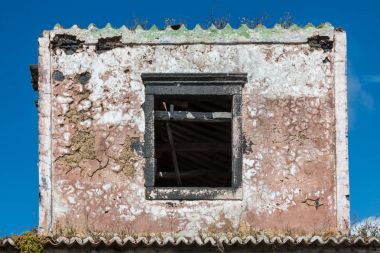 Terk edilmiş evde, posta pulu şeklinde