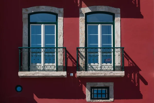 Duas janelas e uma fachada vermelha escura — Fotografia de Stock