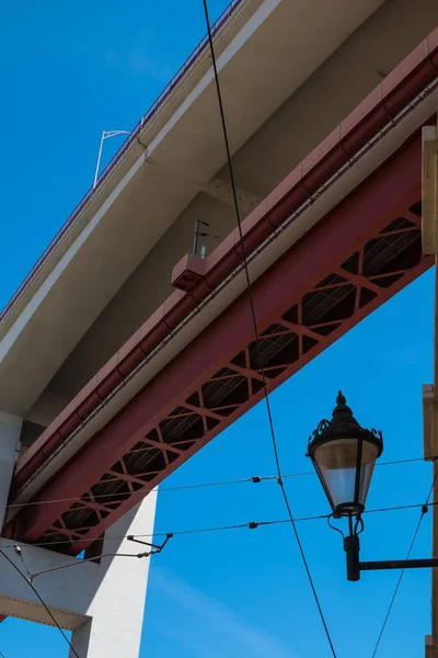 Lantaarn en een brug, Lissabon, Portugal — Stockfoto