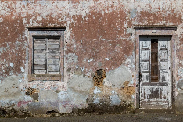 Ventana y puerta de una antigua casa abandonada — Foto de Stock