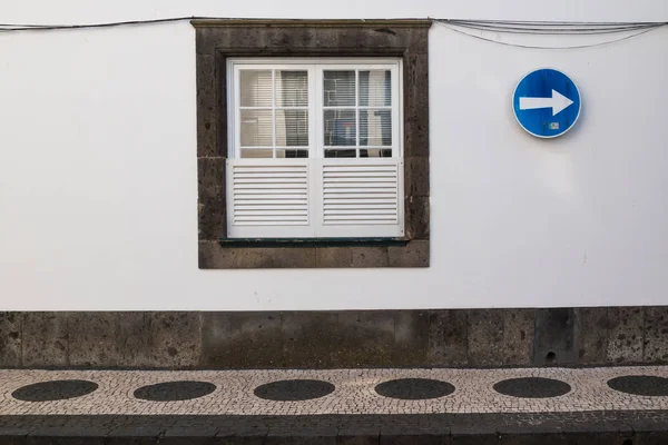 Ventana y una señal de tráfico — Foto de Stock