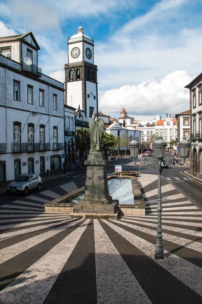 Plaza con una iglesia, Ponta Delgada, San Miguel, Islas Azores , — Foto de Stock