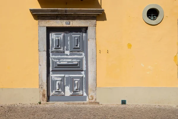 Vecchio cancello di una casa gialla — Foto Stock