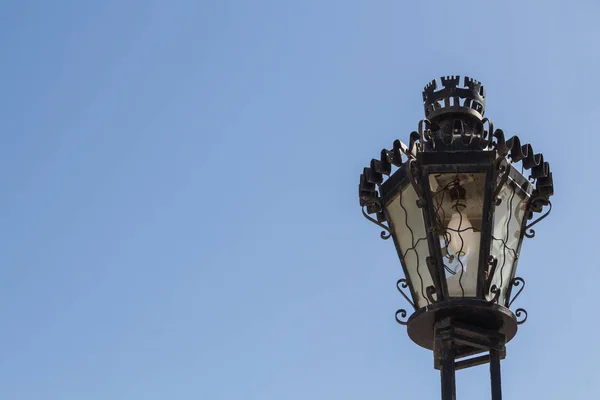 Lanterna tradicional e um céu azul — Fotografia de Stock