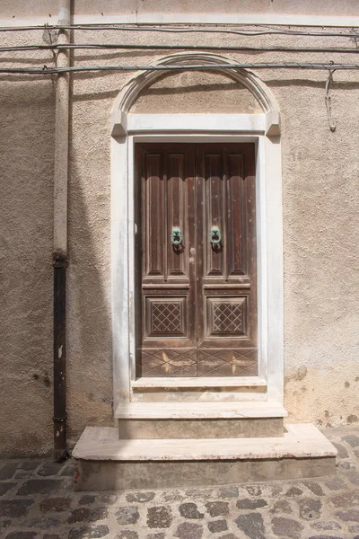 Old closed wooden door. Castelsardo, Sardinia, Italy — Stock Photo, Image