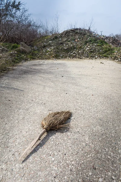 Kvasten på vägen av ett skrotupplag — Stockfoto