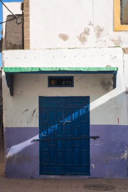 Mavi kapı ve güneş ışığı