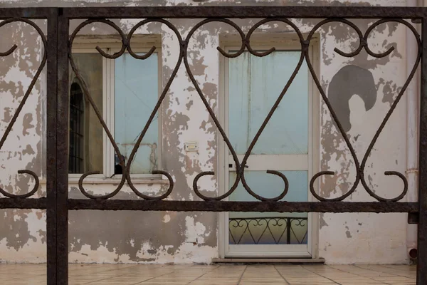 Herzförmiger Zaun eines verlassenen Hauses — Stockfoto