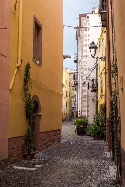 Calle estrecha en Bosa, Cerdeña, Italia — Foto de Stock