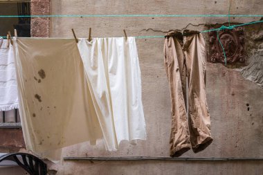 Sokakta asılı duran çamaşırlı bir ip.