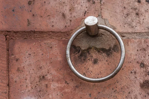 Ściana z cegły i stalowy okrągły uchwyt — Zdjęcie stockowe