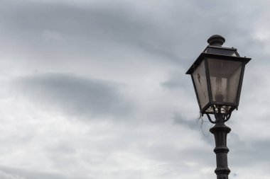 Fener ve bulutlu bir gökyüzü, Sardunya, İtalya