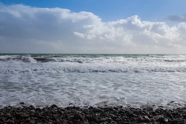 Ciottoli, mare Mediterraneo e cielo nuvoloso — Foto Stock